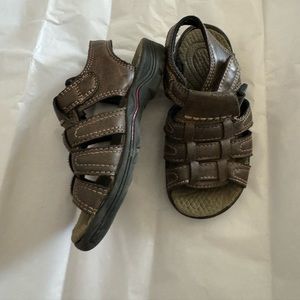 Like new no tears size 6.5 boys sandals.Beaver Creek brand